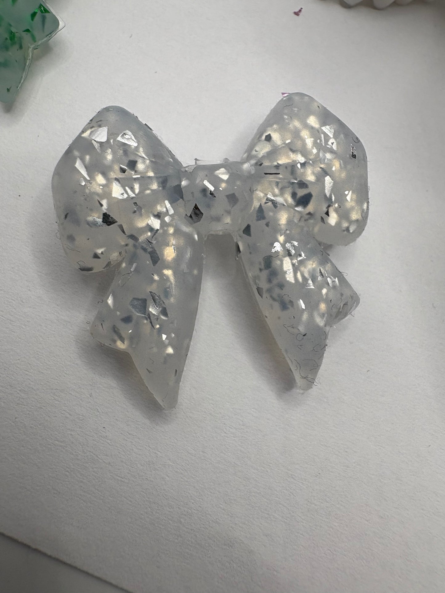 Glitter Bows bead, Silicone focal bead, cute bead for pens, 29mm, soft felxible bow bead 1pc