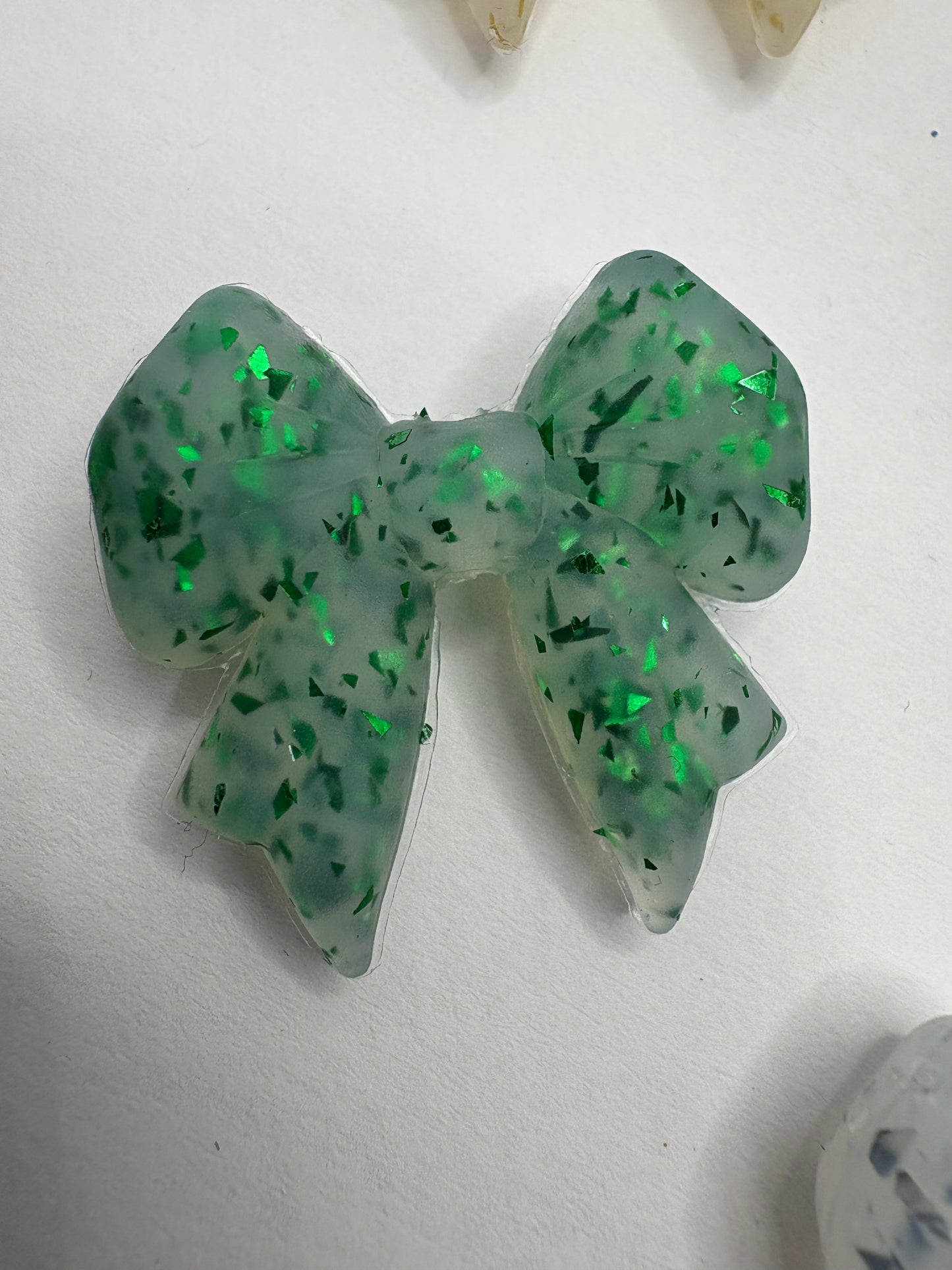 Glitter Bows bead, Silicone focal bead, cute bead for pens, 29mm, soft felxible bow bead 1pc