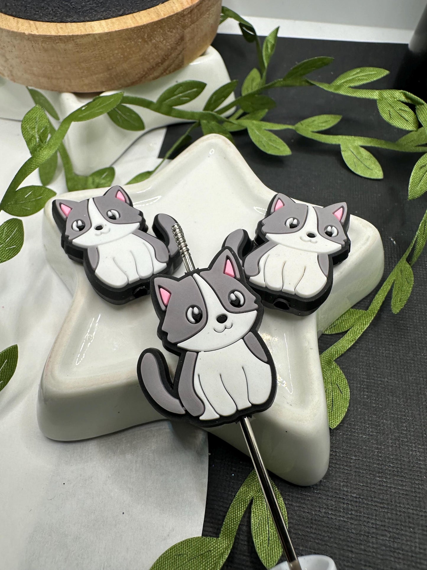 Grey and white cat, Silicone focal bead, silicone bead, silicone bead for pens, crafting beads, supplies silicone supply bead 30mm