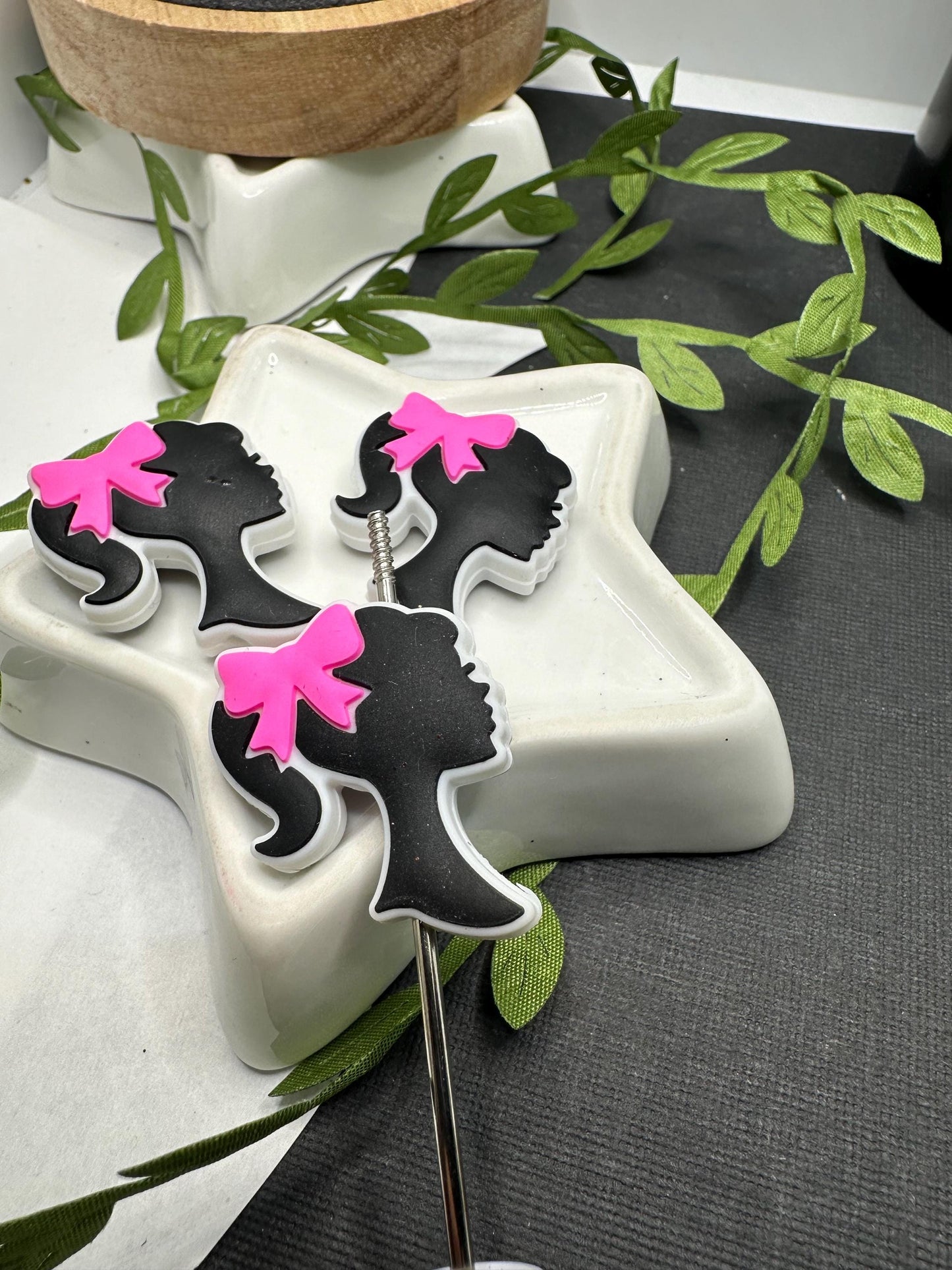 Doll head with bow, silicone focal bead, cute bead for pens, bead for beadable items, character bead double sided silicone bead 34x25.5mm