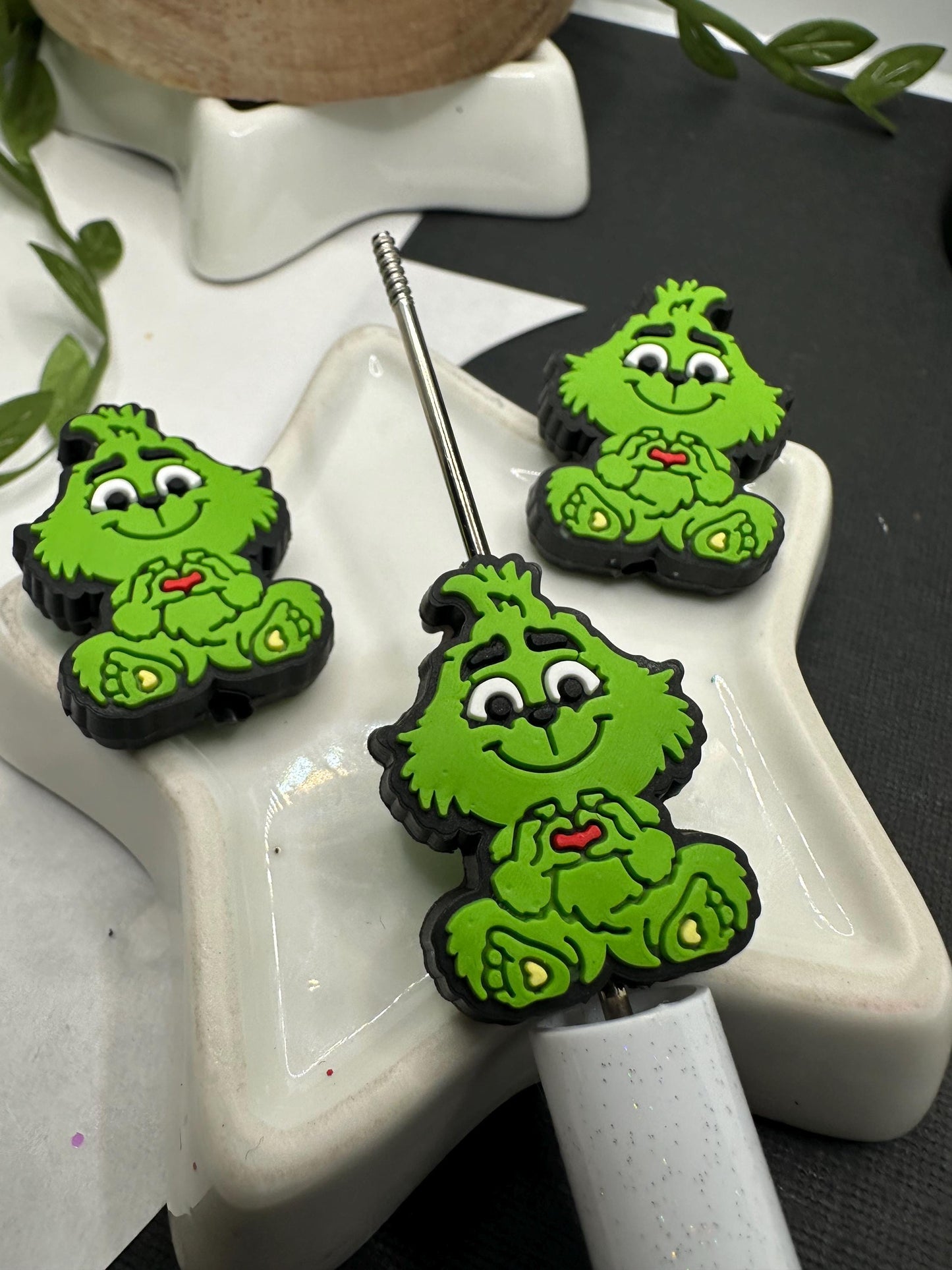 Green guy xmas bead for pens, crafting beads, supplies, focal, silicone bead, silicone focal for beadable items, beadable supplies 1pc 30mm
