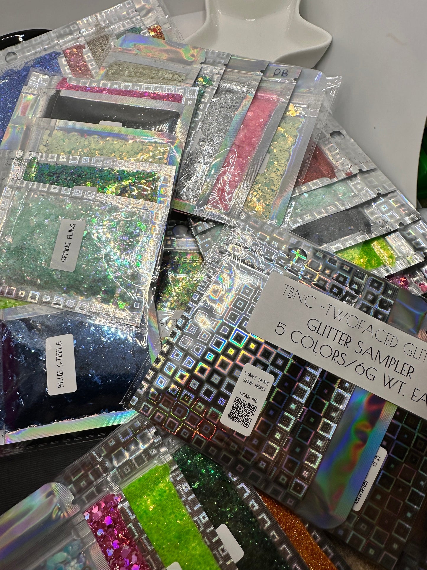 Grab bags, glitter bundles, (resin not included), glitters galore random 6grams per bag. Glitter grab bag testers, randomly picked 5 colors